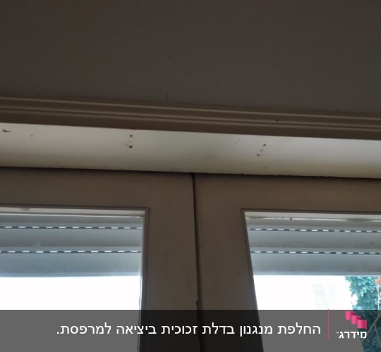 תריסים סגורים על חלון זכוכית כפול